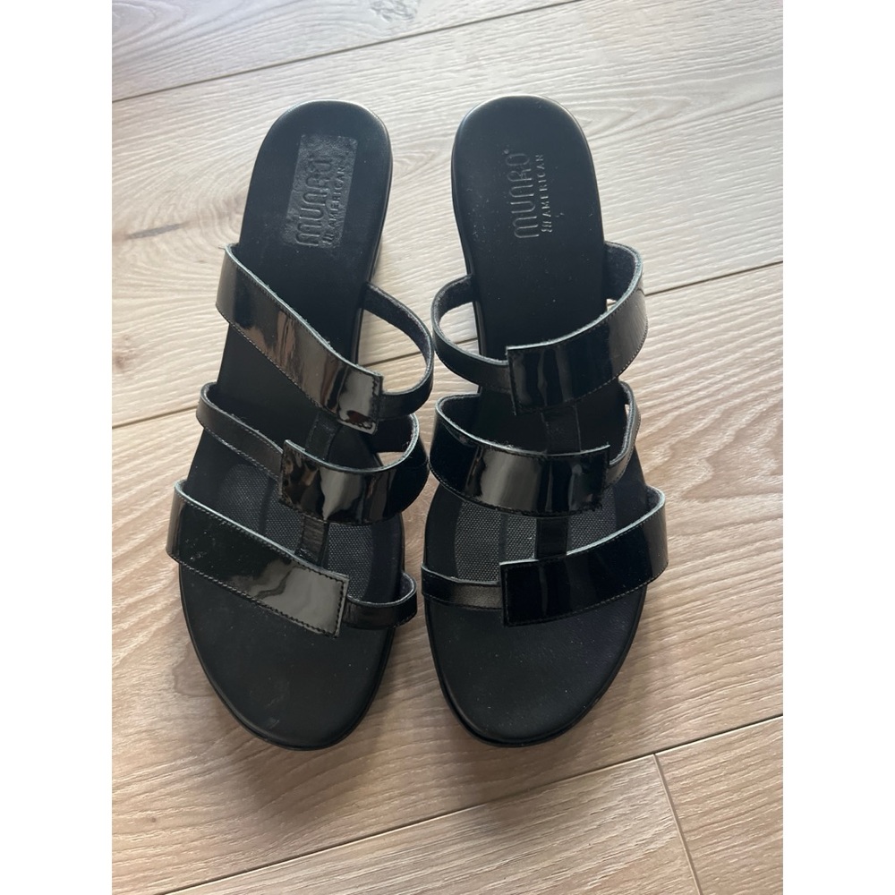 Munro Black Sandals with Glossy Straps and Textured Footbed - 10.5WW